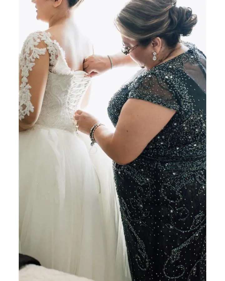 Classic Lace Wedding Dresses with Long Sleeve Sexy V-Neck 2021 Tulle Bridal Gowns Appliques