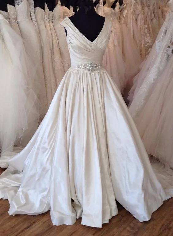 Elegant Elastic Satin Wedding Dresses V-Neck Ruffles Pleats Bridal Wedding Gowns Beaded