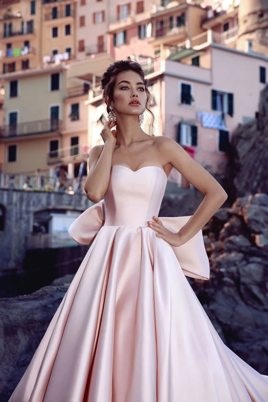 Fashion 2018 Pearls Pink Satin Wedding Dresses with Big Bow Modest Sweetheart Bridal Ball Gown Wedding Dress