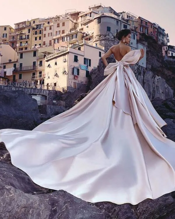 Fashion 2018 Pearls Pink Satin Wedding Dresses with Big Bow Modest Sweetheart Bridal Ball Gown Wedding Dress