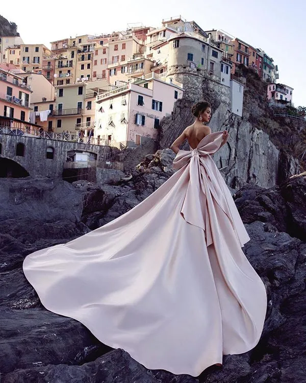 Fashion 2018 Pearls Pink Satin Wedding Dresses with Big Bow Modest Sweetheart Bridal Ball Gown Wedding Dress